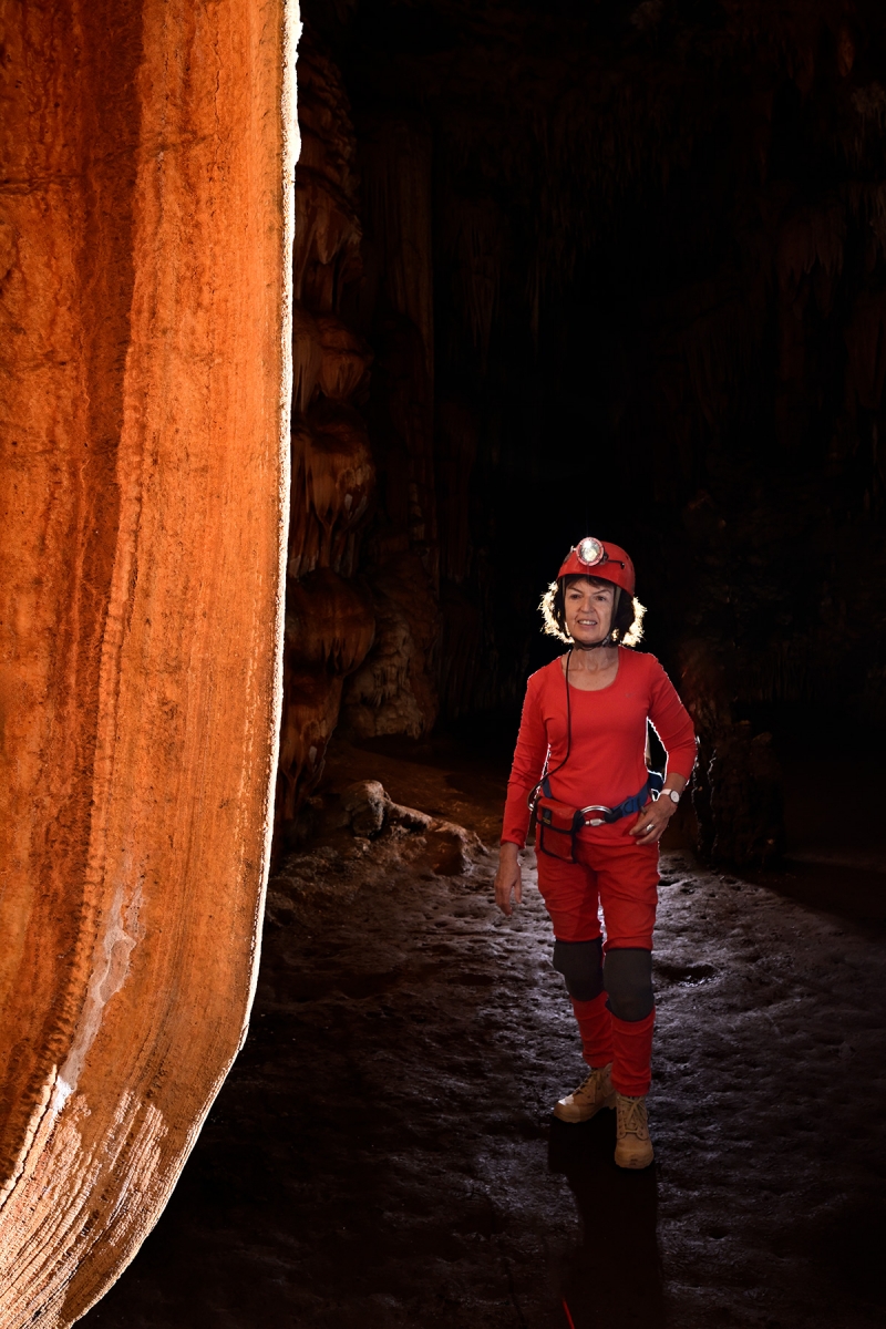 Caverna Angelica (Terra Ronca, Goias) - Grande draperie orange dans la partie touristique (personnage en arrière plan).